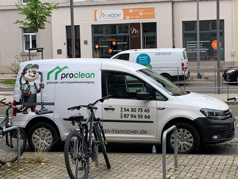 Ein weißer Lieferwagen Caddy SA mit einem freundlichem Cartoon-Otter-Maskottchen und dem Logo von Proclean.
