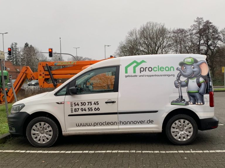 Ein weißer Lieferwagen Caddy SA mit einem freundlichem Cartoon-Elefant-Maskottchen und dem Logo von Proclean.